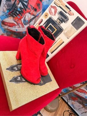 Women’s Red Suede Block Heel Ankle Boots - Stylish Zip-Up